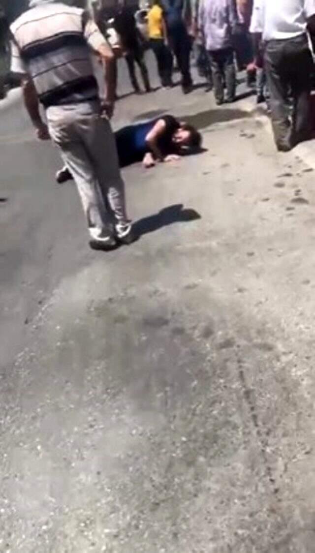 Aranan şüpheli polislere bıçakla saldırdı! 2 memur yaralandı Aranan şüpheli polislere bıçakla saldırdı! 2 memur yaralandı