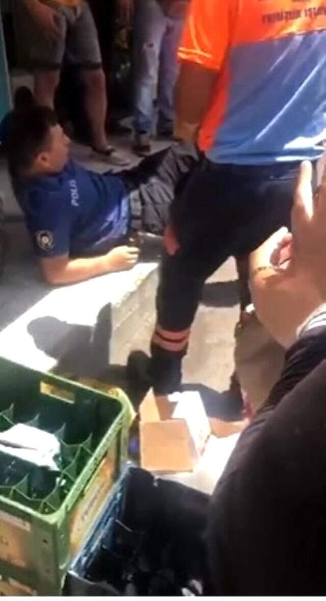 Aranan şüpheli polislere bıçakla saldırdı! 2 memur yaralandı Aranan şüpheli polislere bıçakla saldırdı! 2 memur yaralandı