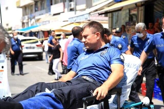 Aranan şüpheli polislere bıçakla saldırdı! 2 memur yaralandı Aranan şüpheli polislere bıçakla saldırdı! 2 memur yaralandı