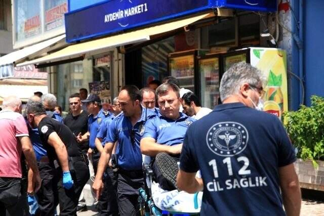 Aranan şüpheli polislere bıçakla saldırdı! 2 memur yaralandı Aranan şüpheli polislere bıçakla saldırdı! 2 memur yaralandı