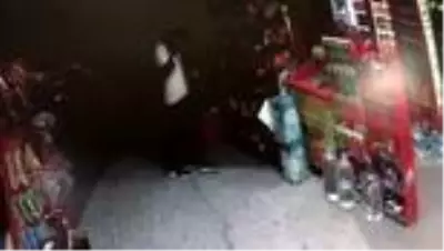 BEYLİKDÜZÜ'NDE PİKAPIN ÇARPTIĞI 2 GENÇ KIZ HAYATINI KAYBETTİ -