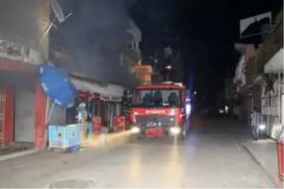 Buzdolabından çıkan yangın bakkalı küle çevirdi Buzdolabından çıkan yangın bakkalı küle çevirdi