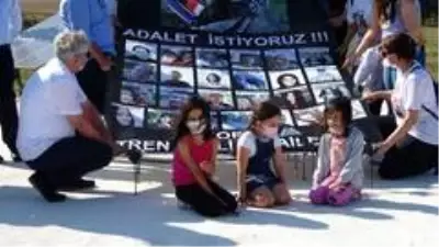 Çorlu'daki tren kazasında ölenler anıldı Çorlu'daki tren kazasında ölenler anıldı