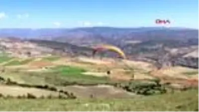 Çorum'dan, Konya'ya paraşütle uçtu Çorum'dan, Konya'ya paraşütle uçtu