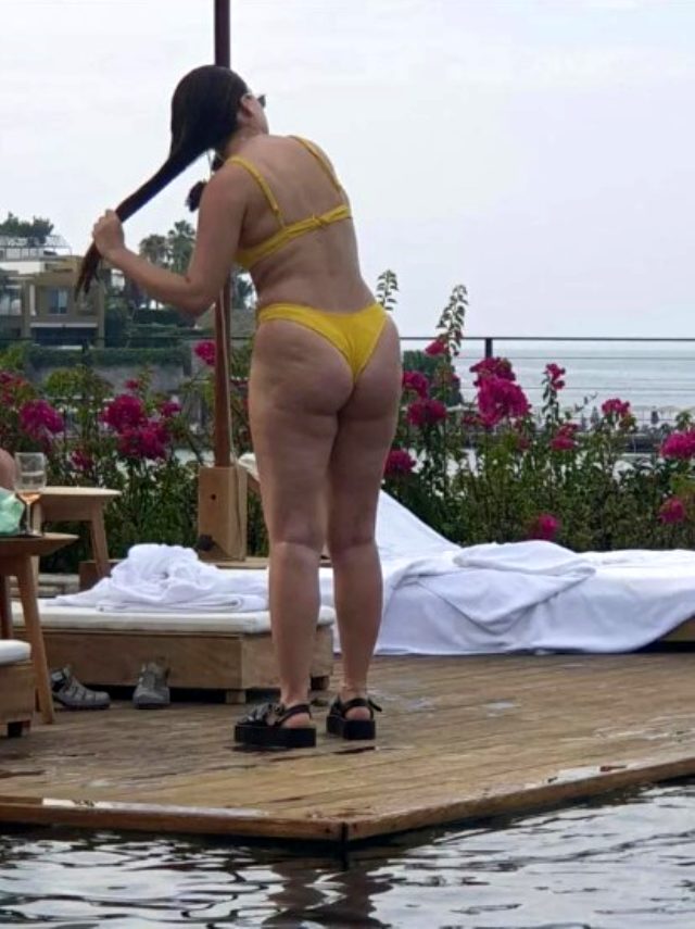 Fenomen Duygu Özaslan'ın selülitli bikinili pozları sosyal medyada gündem oldu
