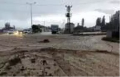 Gemerek'te sağanak yağış sele neden oldu Gemerek'te sağanak yağış sele neden oldu