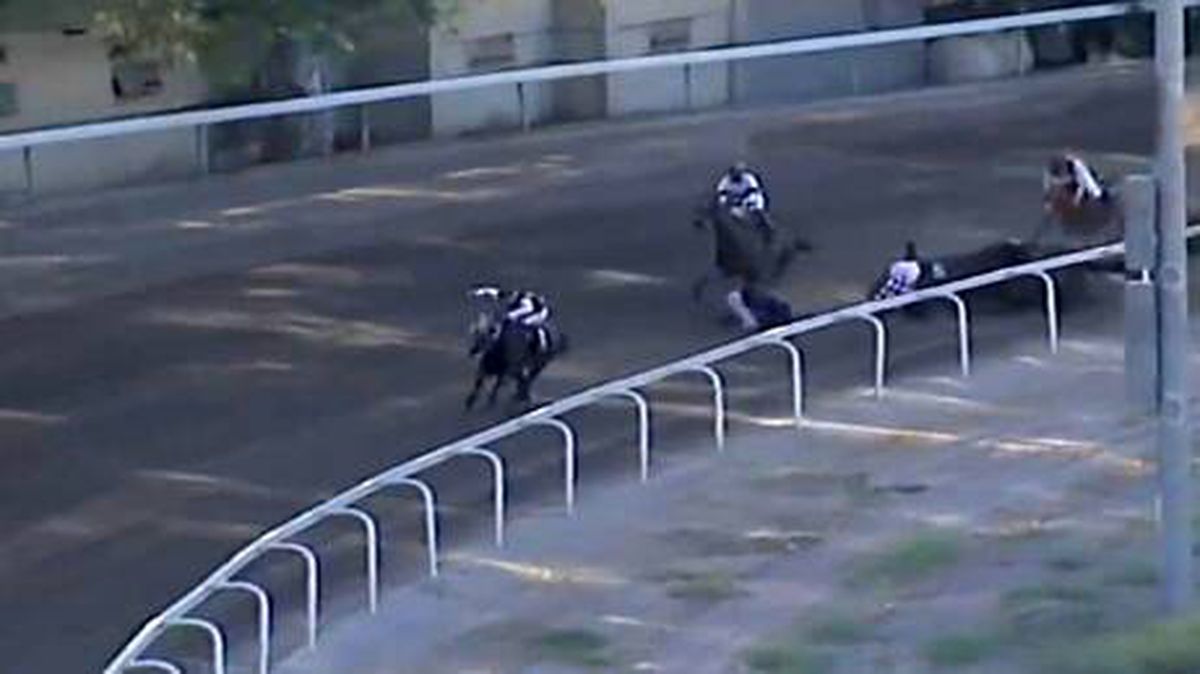 Güney Kıbrıs'ta hipodromdaki kazada 3 jokey yaralandı, 2 at uyutuldu