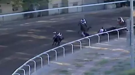 Güney Kıbrıs'ta hipodromdaki kazada 3 jokey yaralandı, 2 at uyutuldu Güney Kıbrıs'ta hipodromdaki kazada 3 jokey yaralandı, 2 at uyutuldu