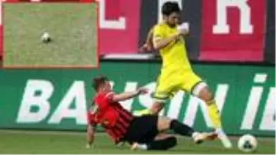 Hasan Ali Kaldırım, soyunma odasında unuttuğu kaptanlık pazubendini teknik heyet getirse de takmadı Hasan Ali Kaldırım, soyunma odasında unuttuğu kaptanlık pazubendini teknik heyet getirse de takmadı