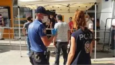 Karabük'te vatandaşlara sosyal mesafe ve maske uyarısı yapıldı