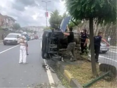 Kavşağa kontrolsüz giren otomobil devrildi Kavşağa kontrolsüz giren otomobil devrildi