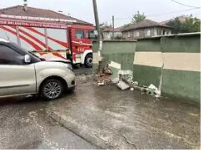 Kavşakta otomobille ticari araç çarpıştı: 3 yaralı