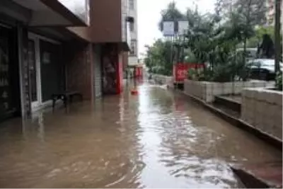 Kocaeli'de 1 saatlik sağanak yağış iş yerlerini sular altında bıraktı