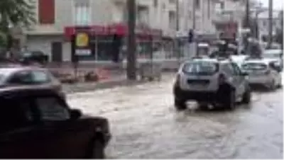 Kocaeli’de sağanak yağış iş yerlerini sular altında bıraktı