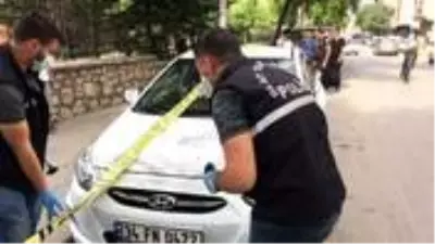 Maskeli ve silahlı şüpheliler, takip ettikleri vatandaşın 85 bin TL'sini çaldı Maskeli ve silahlı şüpheliler, takip ettikleri vatandaşın 85 bin TL'sini çaldı