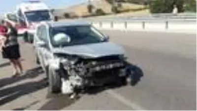Otomobil bariyerlere çarptı: 4 yaralı Otomobil bariyerlere çarptı: 4 yaralı