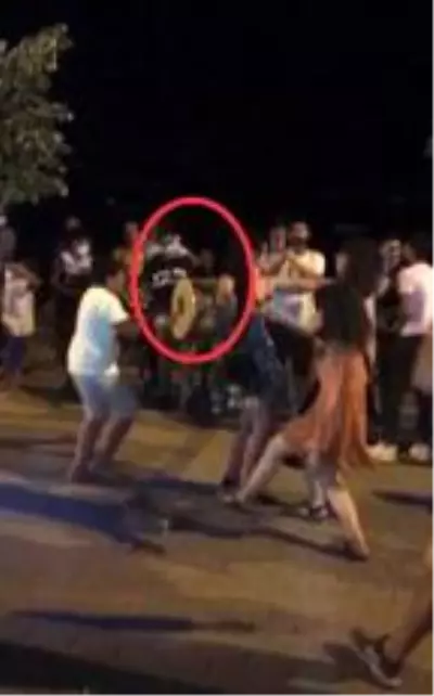 Sahilde davul zurna eşliğinde oynayanlar, maske ve mesafeyi hiçe saydı