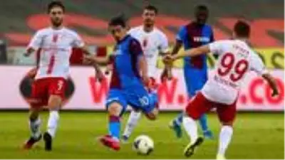 Trabzonspor, sahasında Antalyaspor ile 2-2 berabere kaldı Trabzonspor, sahasında Antalyaspor ile 2-2 berabere kaldı