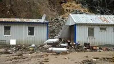 Trabzon'da 15 işçi selden kıl payı kurtuldu