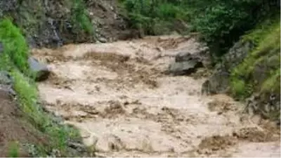 Trabzon'da 15 işçi selden kıl payı kurtuldu Trabzon'da 15 işçi selden kıl payı kurtuldu