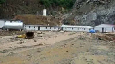 Trabzon'da 15 işçi selden kıl payı kurtuldu Trabzon'da 15 işçi selden kıl payı kurtuldu