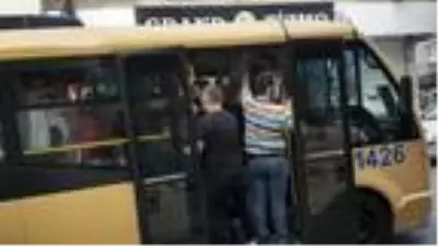 Uyarılar fayda etmedi; İstanbul'da minibüsler tıka basa doldu, kapılar kapanmadı Uyarılar fayda etmedi; İstanbul'da minibüsler tıka basa doldu, kapılar kapanmadı