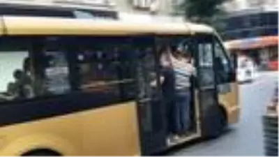Uyarılar fayda etmedi; İstanbul'da minibüsler tıka basa doldu, kapılar kapanmadı Uyarılar fayda etmedi; İstanbul'da minibüsler tıka basa doldu, kapılar kapanmadı