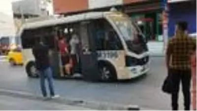 Uyarılar fayda etmedi; İstanbul'da minibüsler tıka basa doldu, kapılar kapanmadı Uyarılar fayda etmedi; İstanbul'da minibüsler tıka basa doldu, kapılar kapanmadı