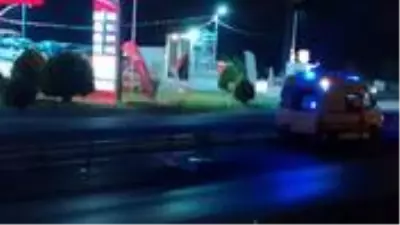 Yolun karşısına geçmeye çalışan yaşlı adam, otomobilin çarpması sonucu metrelerce sürüklenerek can verdi Yolun karşısına geçmeye çalışan yaşlı adam, otomobilin çarpması sonucu metrelerce sürüklenerek can verdi