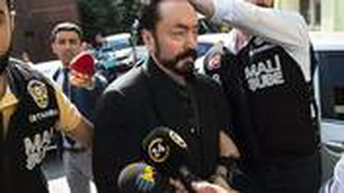 Adnan Oktar maske takmadığı için duruşma salonundan çıkarıldı
