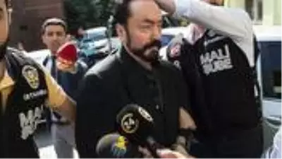 Adnan Oktar maske takmadığı için duruşma salonundan çıkarıldı Adnan Oktar maske takmadığı için duruşma salonundan çıkarıldı