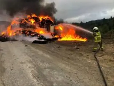 Balıkesir'de saman yüklü kamyon yangında kül oldu