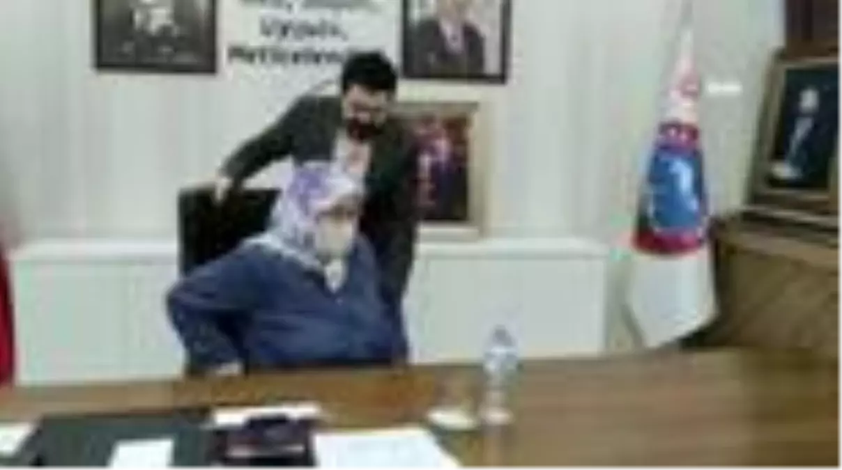 Başkan Sayan, yaşlı kadını makam koltuğunda ağırlayıp sorunlarını dinledi