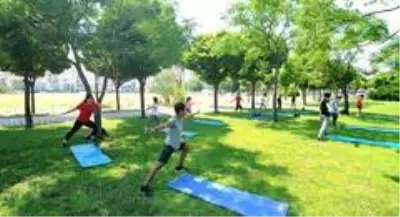 Çiğli'de sosyal mesafeli taekwondo antrenmanı