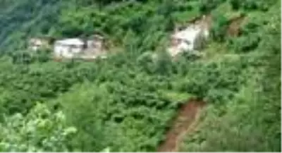 Doğu Karadeniz'de sağanak, sel ve heyelana yol açtı, ev çöktü, yollar kapandı Doğu Karadeniz'de sağanak, sel ve heyelana yol açtı, ev çöktü, yollar kapandı