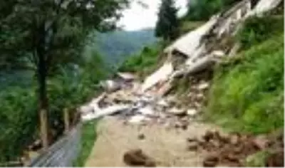 Doğu Karadeniz'de sağanak, sel ve heyelana yol açtı, ev çöktü, yollar kapandı Doğu Karadeniz'de sağanak, sel ve heyelana yol açtı, ev çöktü, yollar kapandı
