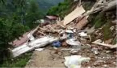 Doğu Karadeniz'de sağanak, sel ve heyelana yol açtı, ev çöktü, yollar kapandı Doğu Karadeniz'de sağanak, sel ve heyelana yol açtı, ev çöktü, yollar kapandı