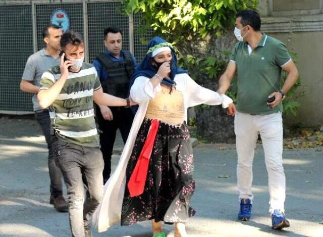 Dolmabahçe'de hareketli anlar! Şüpheli kadın gözaltına alındı Dolmabahçe'de hareketli anlar! Şüpheli kadın gözaltına alındı