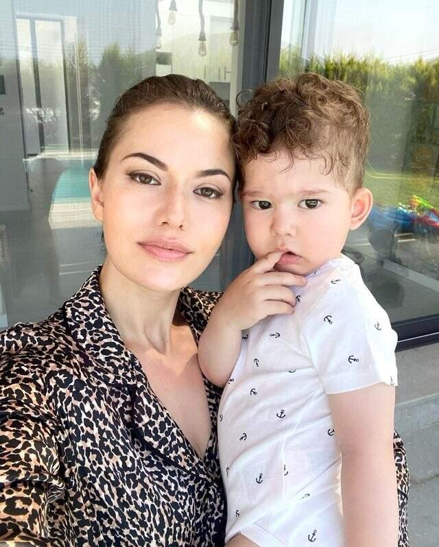 Fahriye Evcen, oğlu Karan'la yeni pozlarını paylaştı! Bir saatte rekoru beğeniye ulaştı