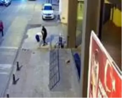 Genç kadının kapkaççıya uzun süre direndiği anlar kamerada