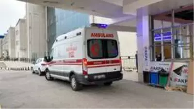Gözüne saplanan bıçak ile hastaneye geldi