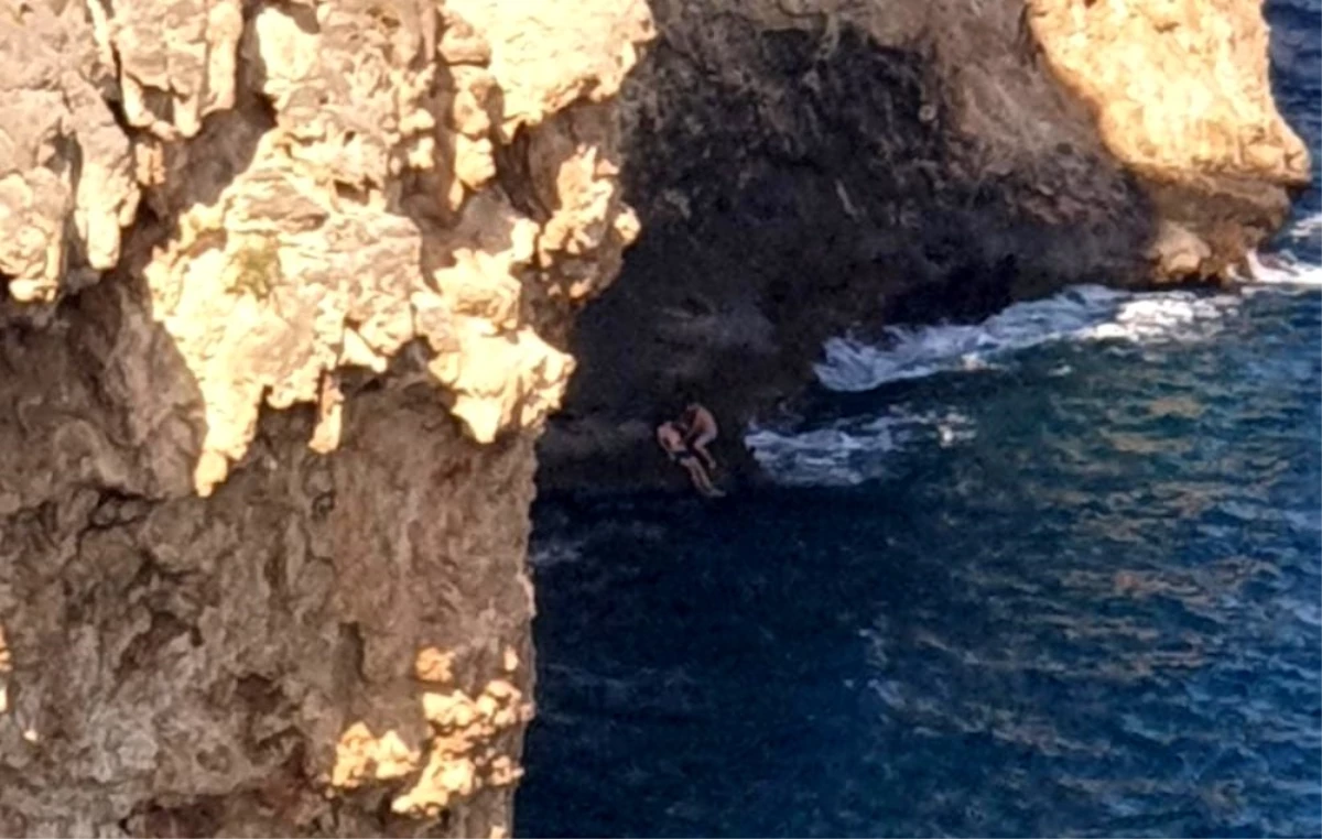 Человек прыгает со скалы. Прыжок в море. Упадет там вода
