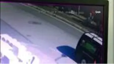 İstanbul A.Ş. ait otobüsten düşen kadın ağır yaralandı İstanbul A.Ş. ait otobüsten düşen kadın ağır yaralandı