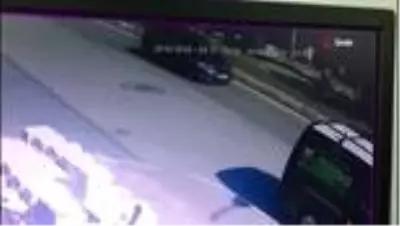 İstanbul A.Ş. ait otobüsten düşen kadın ağır yaralandı İstanbul A.Ş. ait otobüsten düşen kadın ağır yaralandı
