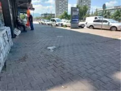 Kavga sırasında yoldan geçen adam vuruldu