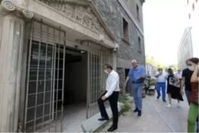 Konak Belediyesi meclis binası yolda Konak Belediyesi meclis binası yolda