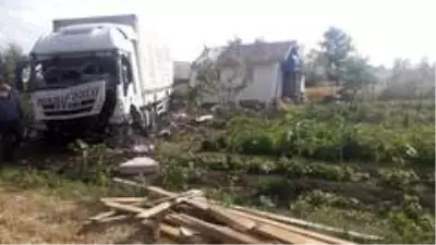 Kontrolden çıkan tır tarladaki evi çarptı