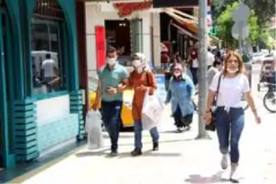 Korona virüsün 'pik' yaptığı Afyonkarahisar'da sokaklardaki kalabalık azaldı