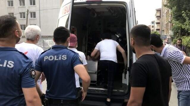 Nefes alamayan oğlunu ambulansa taşıyan babanın yürek yakan feryatları