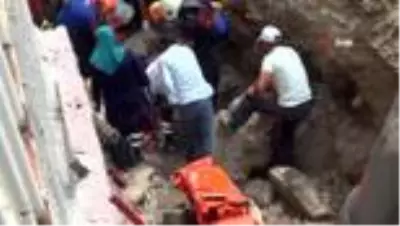 Okul bahçesinde göçük: 2 yaralı
